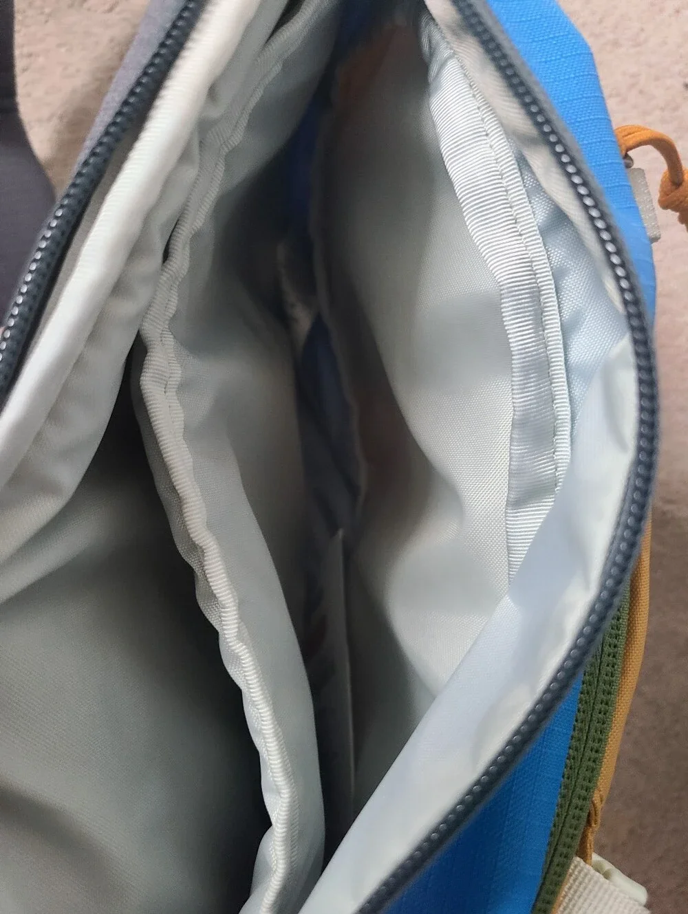 Patagonia blue and mustard yellow sling bag - Picture 4 of 7